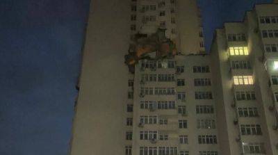 В Киеве обломки ракеты попали в верхние этажи многоэтажки, есть пострадавшие