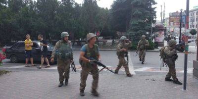 Неизвестные военные и танки окружили здание минобороны РФ в Ростове-на-Дону