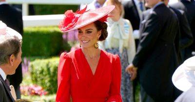 Леди в красном. Кейт Миддлтон посетила скачки в Аскоте в потрясающем ярком платье