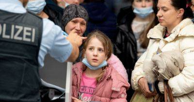 В ЕС социальные службы забирают детей украинских беженцев, — представитель Омбудсмана