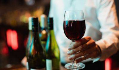 Токсиколог объяснил, может ли красное вино защитить от радиации