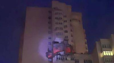 МВД показало первые минуты после падения обломков на многоэтажку в Киеве