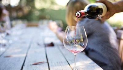 Как открыть бутылку вина без штопора: шесть простых способов
