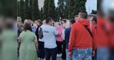 Никакого сострадания: в Хмельницкой области поклонники УПЦ МП устроили скандал во время панихиды по погибшему