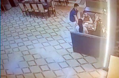 Мужчина в одном из кафе Шахрисабза бросил бокал в голову девушке. Видео