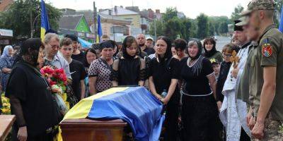 На выходе из храма после панихиды. В Хмельницкой области сторонники УПЦ МП кричали «Ганьба» родственникам погибшего воина