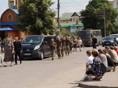 В Хмельницкой области верующие УПЦ МП кричали "Позор" во время церемонии прощания с военным. Видео