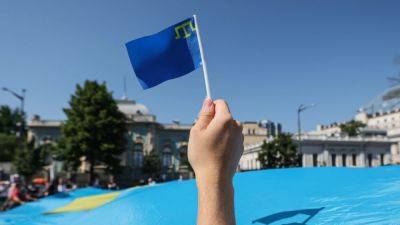 Три человека задержаны в Крыму за крымскотатарские флаги на машинах