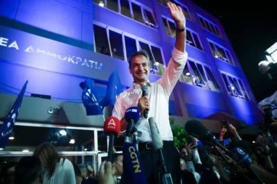 На досрочных парламентских выборах в Греции уверенно победила партия действующего премьера Мицотакиса
