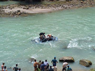 Автомобиль "Ласетти" вылетел с трассы в реку в Сурхандарье. Его водитель скончался от сердечного приступа