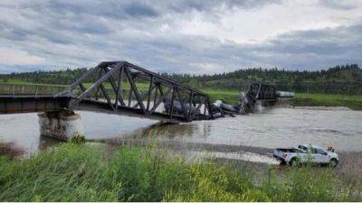 В американском штате Монтана после обрушения моста упали в реку несколько вагонов с ядовитыми веществами