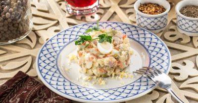 Сытное блюдо на ужин: рецепт оригинального салата из копченой скумбрии