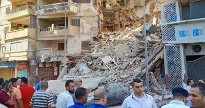 В Египте внезапно обрушился 13-этажный дом с туристами: люди лежат под завалами (видео)