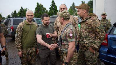 Президент посетил Донетчину: вручил награды и выпил кофе с военными