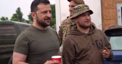 Зеленский посетил позиции ВСУ в Донецкой области и выпил кофе с бойцами на АЗС (видео)