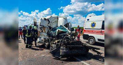 Четыре человека погибли в крупной автокатастрофе с участием микроавтобуса в Черкасской области (фото)