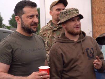 Зеленский показал, как в очереди за кофе на заправке в Донецкой области общается с украинскими защитниками. Видео