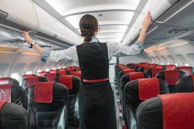 Стюардесса раскрыла 7 секретов полета со сплошными удобствами