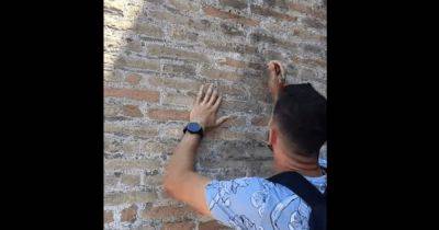 Грозит штраф или тюрьма: турист выцарапал на Колизее имя невесты (видео) - focus.ua - Украина - Италия - Рим