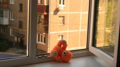 В Одесской области ребенок выпал из окна, опершись на москитную сетку