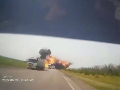 В сети появилось видео взрыва на трассе в Воронежской области РФ 24 июня. Возможно, это кадры удара по колонне ЧВК "Вагнер"
