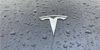 В США Tesla на автопилоте врезалась в неподвижный грузовик