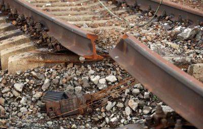 В Крыму неизвестные взорвали железнодорожные пути: движение поездов остановлено