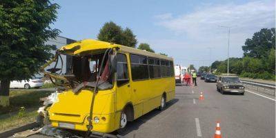Масштабное ДТП в Виннице: столкнулись автобус и грузовик, пострадали 15 человек — фото