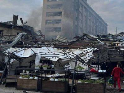 В результате ракетного удара россиян по Краматорску погибли не менее двух человек, завалы еще разбирают – МВД
