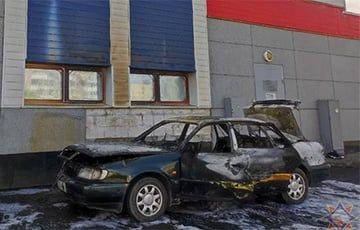 Охваченный огнем автомобиль повредил Ледовый дворец в Пружанах