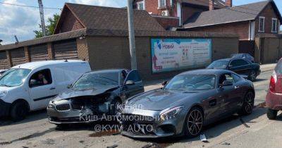В Киеве разбили в ДТП эксклюзивный суперкар Mercedes стоимостью свыше $150 000 (фото)