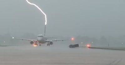 Внутри были пассажиры: во время грозы молния дважды ударила в самолет (видео)