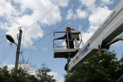 На Харьковщине вернули свет в село, где оккупанты разрушили 80% сетей