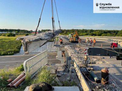 В Харькове на Окружной дороге ремонтируют мост, поврежденный обстрелами (фото)