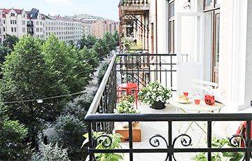 Зачем белорусам оборачивать фольгой перила на балконах?