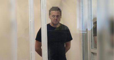 Бывшего николаевского прокурора-предателя приговорили к пожизненному заключению и забросали яйцами (фото)