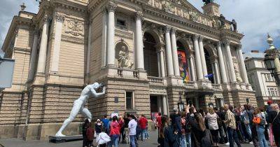 Оперный театр во Львове обзавелся новой скульптурой: мнения львовян разделились (фото)