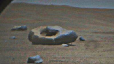 Perseverance нашел на Марсе камень необычной формы