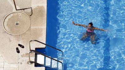 Каталония: в бассейн можно топлес и в буркини