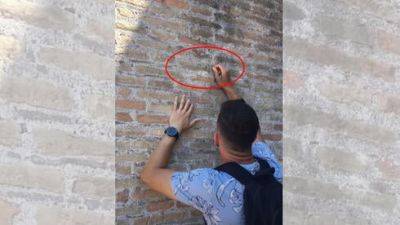 Туристу Ивану грозит тюрьма: нацарапал слово на Колизее и снял на видео