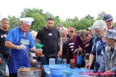 Американский миллиардер на Харьковщине кормил местных жителей в столовой