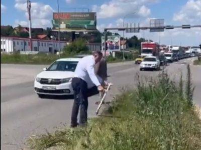 Президент Сербии Додик собственноручно выкосил траву возле трассы, чтобы проучить местные власти