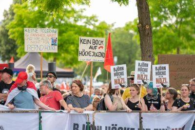 Сотни демонстрантов протестуют против мероприятия AfD