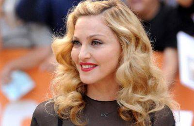 Королеву поп-музыки Мадонну нашли без сознания: певицу срочно доставили в реанимацию