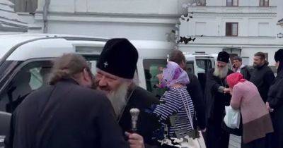 Целовали руки: митрополит УПЦ МП Павел приехал в Лавру после домашнего ареста (видео)