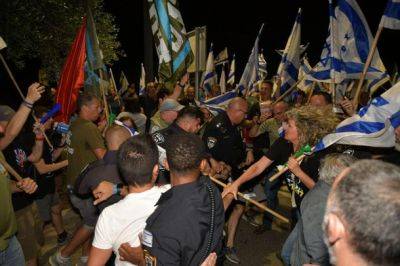 Беспорядки у дома Нетаниягу в Кейсарии: полиция сломала нос одному из противников судебной реформы - nashe.orbita.co.il - Израиль
