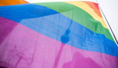 Нацобъединение и ЛОР потребовали снять флаг ЛГБТ со здания Ратуши
