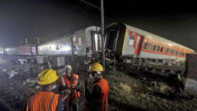 Срочная новость Индия: при столкновении поездов погибли около 300 человек