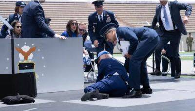 Байден упал во время выпускной церемонии академии ВВС США