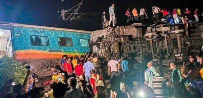 Масштабная железнодорожная авария в Индии: столкнулись три поезда, количество жертв растет - видео